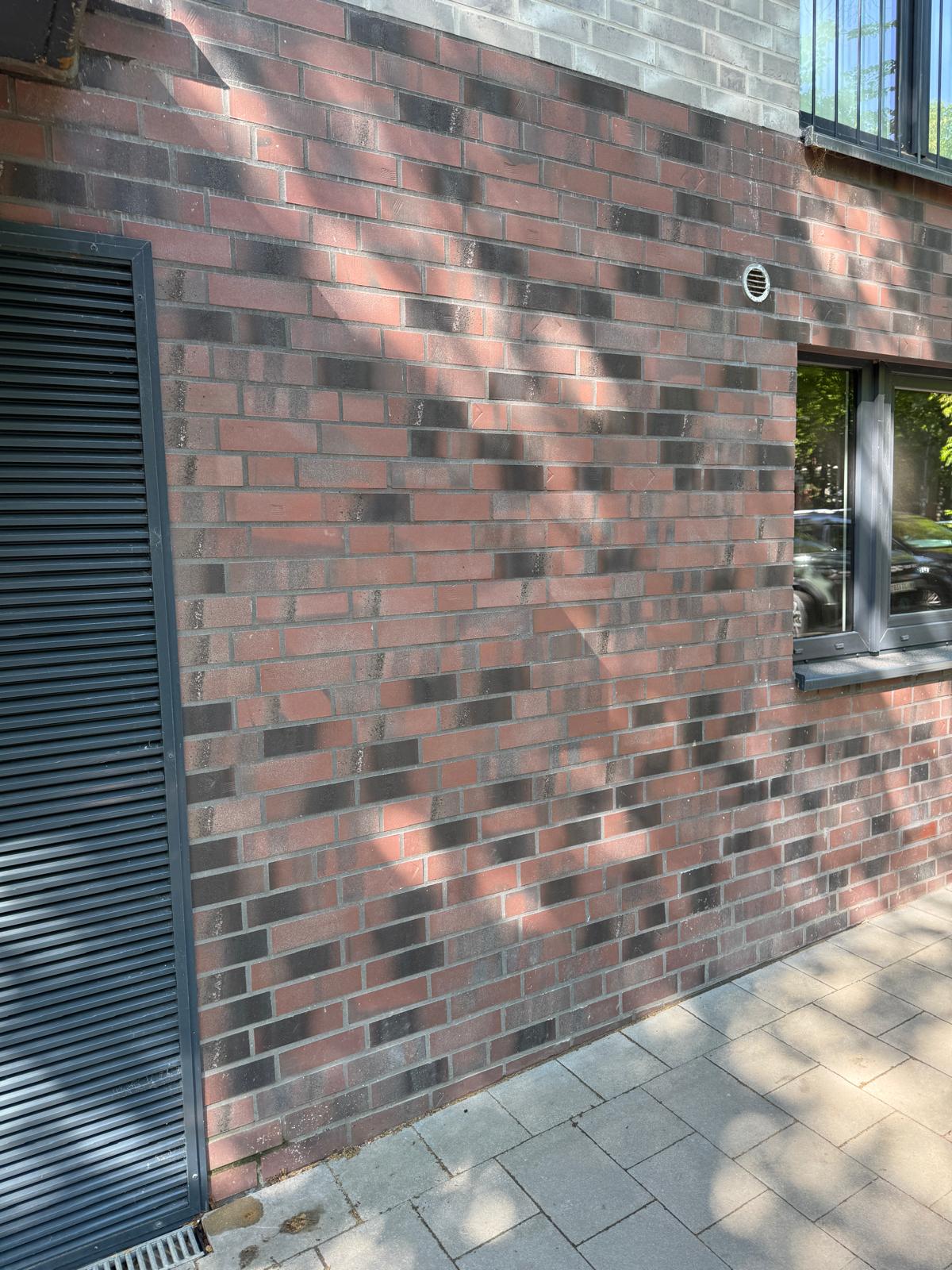 Gereinigte Klinkerfassade nach der Graffitientfernung